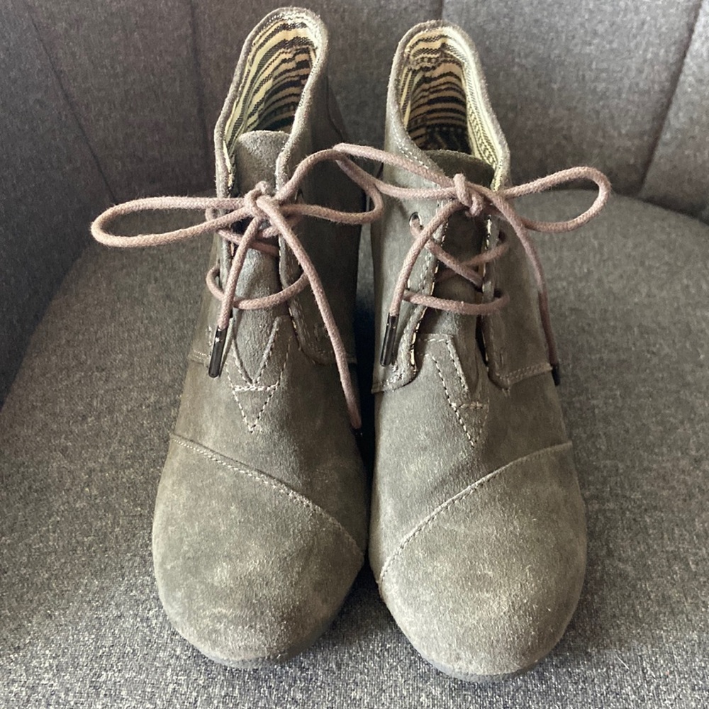 TOMS Kayla Grey Wedge Suede Ankle Booties Size 7